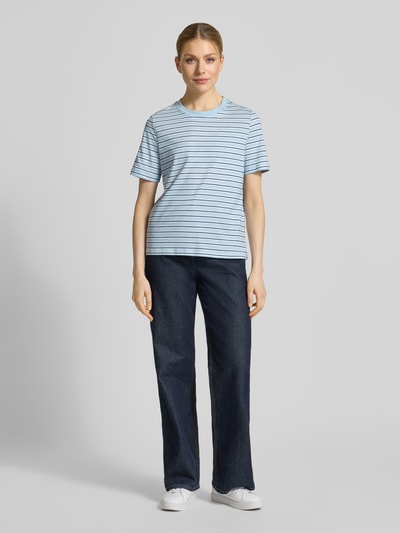 Modelka kobieca nosi Regular Fit T-Shirt aus reiner Baumwolle Modell 'PAULINA' von Vero Moda, błękit w paski, okrągły dekolt, jersey, krój regular fit, przód całej sylwetki