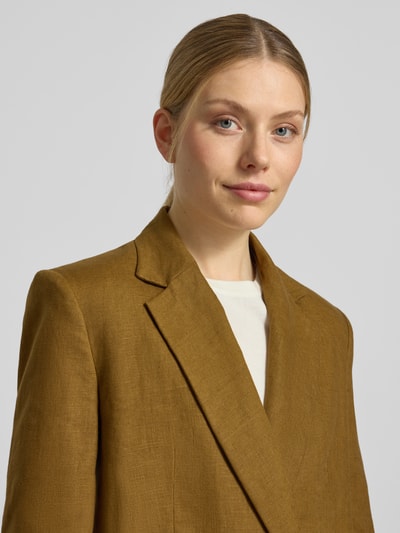 Frauenmodel trägt Blazer mit Pattentaschen Modell 'TEMPOLI' von Mango in Braun, Reines Leinen, Reverskragen, Nahaufnahme Oberkörper.