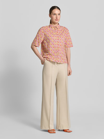 Modelka prezentuje Regular Fit Bluse im Allover-Look Modell 'BEA' od 0039 Italy, czysta bawełna, kolorowy wzór, krój regular fit, długość tyłu w rozmiarze S 57 cm, długość rękawa w rozmiarze S 28 cm, widok całej sylwetki z przodu.