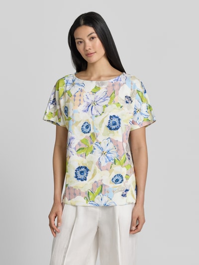 Frauenmodel trägt T-Shirt aus Viskose-Mix im Allover-Look von Christian Berg Woman, Damen T-Shirt mit Stretch-Anteil, Regular-Fit, Rundhalsausschnitt, florales Muster in Blau, Grün und Beige, Ganzkörperansicht von vorne.