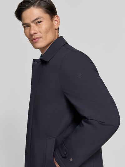 Männermodel trägt Relaxed Fit Mantel mit Umlegekragen von Manuel Ritz in Dunkelblau, strukturierte Oberfläche, Eingrifftaschen, Nahaufnahme Oberkörper. Rückenlänge 89 cm, Schulterbreite 44 cm, Brustweite 55 cm, Ärmellänge 66 cm.