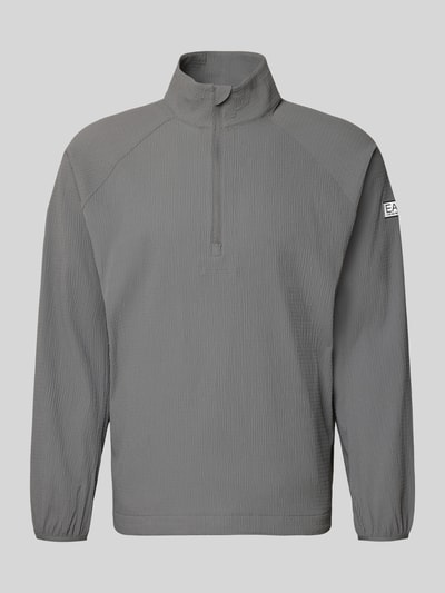 Produktfoto, Regular Fit Sweatshirt mit Strukturmuster von EA7 Emporio Armani in Grau mit Stehkragen, Reißverschluss, Logo-Patch, elastische Ärmelabschlüsse, Rückenlänge 72 cm, Ärmellänge 68 cm, Elastischer-Material-Mix