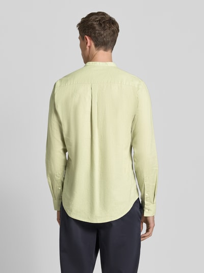 Männermodel trägt Slim Fit Freizeithemd mit Stehkragen Modell 'Anton' von Casual Friday, Seide-Baumwoll-Mix, Ganzkörperansicht Rückansicht.