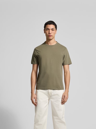 Männermodel trägt Regular Fit T-Shirt aus reiner Baumwolle von Officine Générale, Rundhalsausschnitt, kurzärmelig, Unifarben, Ganzkörperansicht von vorne. Rückenlänge bei Größe M: 68 cm.