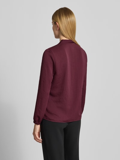 Männermodel trägt Regular Fit Bluse mit V-Ausschnitt von Marc Cain, krój regular fit, dekolt w serek, detal z logo, długość tyłu w rozmiarze 36: 65 cm, długość rękawów w rozmiarze 36: 59 cm, widok całej sylwetki z tyłu