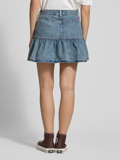 Mężczyzna model prezentuje Jeansrock im Stufen-Look Modell 'FLOUNCE' od Levi's®, czysta bawełna, A-linia, minispódnica, niebieski denim, Szerokość w rozmiarze 27: 38 cm, długość całkowita w rozmiarze 27: 41 cm, tekstura denim, Ganzkörperansicht Rückansicht.