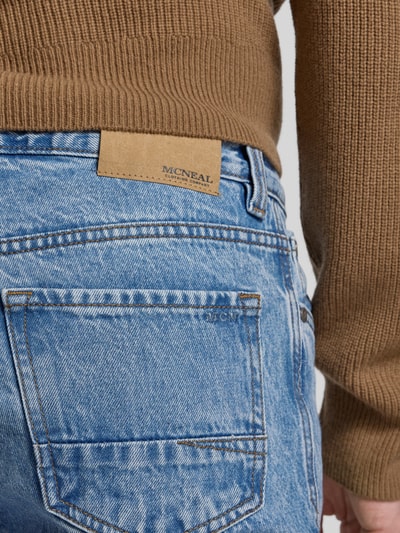 Männermodel trägt Loose Fit Jeans im 5-Pocket-Design von MCNEAL, reine Baumwolle, hellblaue Waschung, Nahaufnahme Rückansicht.