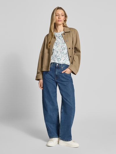 Frauenmodel trägt Regular Fit T-Shirt aus reiner Baumwolle von Tom Tailor, Optik:Allover-Muster, abstrakt gepunktet, Jersey, Ganzkörperansicht von vorne.