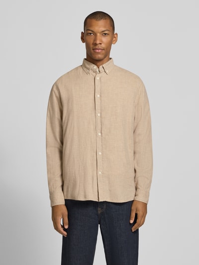 Männermodel trägt Relaxed Fit Freizeithemd aus reiner Baumwolle Modell 'ARAAMO' von ARMEDANGELS in Beige mit glatter Textur, Ganzkörperansicht von vorne, koszula casualowa, model 'ARAAMO' od ARMEDANGELS