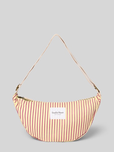 Produktfoto, Bauchtasche mit Logo-Patch Modell 'Poplin' von STUDIO NOOS, creme mit roten Streifen, Hauptfach mit Reißverschluss, Verstellbarer Schulterriemen, Maße: Breite 41 cm, Länge 21 cm, Tiefe 10 cm, Länge Schulterriemen 63 cm.