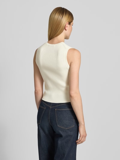 Frauenmodel trägt Strickweste aus Viskose-Mix mit V-Ausschnitt von Jake*s, Slim-Fit, cremefarben, Ripp-Optik, Rückenlänge 50 cm, Ganzkörperansicht Rückansicht.