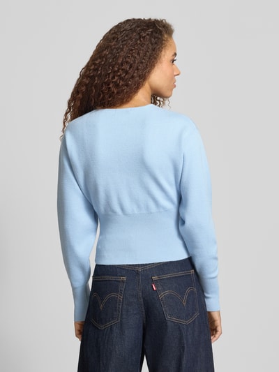 Männermodel trägt Slim Fit Cardigan aus mieszanka wiskozy od Gina Tricot, krój regular fit, imitacja dzianiny, szerokie, elastyczne wykończenia, długość tyłu 48 cm, długość rękawów 59 cm, widok całej sylwetki z tyłu.