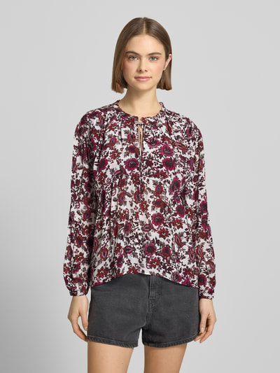 Frauenmodel trägt Oversized Langarmbluse aus reiner Viskose Modell 'LUCILA' von Pepe Jeans mit floralem Muster, Chiffon-Textur, Ganzkörperansicht von vorne.
