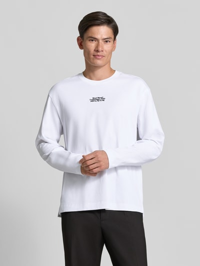 Männermodel trägt wit shirt met lange mouwen van puur katoen, regular fit, Model 'Ryan' van Wood Wood, gestikt logo, heren, Ruglengte bij maat M: 79 cm, Vooraanzicht, Nahaufnahme Oberkörper.
