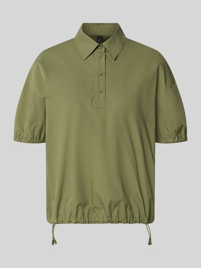Produktfoto, Regular Fit Bluse mit Polokragen von Marc Cain in Olivgrün aus Reine Baumwolle, Kurzärmelig, Ärmelabschlüsse elastisch, Bund mit Tunnelzug.