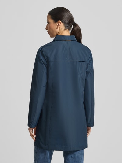 Frauenmodel trägt Regular Fit Funktionsjacke mit Umlegekragen von Barbour in Dunkelblau, einfarbig, wasserabweisend, Rückansicht.