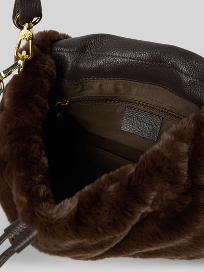 Produktfoto, Crossbody Bag aus echtem Leder Modell 'TEMI' von Abro, braune weiche Oberfläche, goldene Details, Innenfach mit Reißverschluss