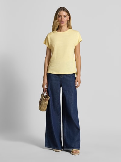 Frauenmodel trägt Regular Fit T-Shirt mit Viskose-Anteil von Apricot, Damen T-Shirt im Strukturmuster, Zierschleife, Elastischer-Material-Mix, Rückenlänge bei Größe S 59 cm, Ganzkörperansicht von vorne.