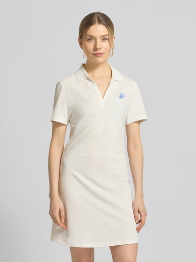 Frauenmodel trägt Regular Fit Freizeitkleid aus Baumwoll-Mix von Tommy Hilfiger in Unifarbe, Mini-Länge, Polokragen, Logo-Stitching, Ganzkörperansicht von vorne.