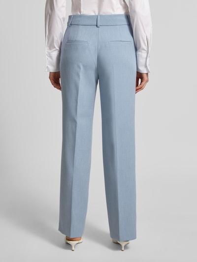 Frauenmodel trägt Regular Fit Weite Hose mit Viskose-Anteil Modell 'RITA' von Selected Femme, hellblau meliert, Webware, Rückansicht.