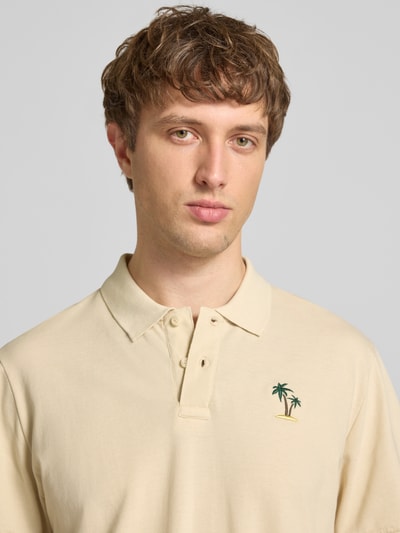 Männermodel trägt Regular Fit Poloshirt mit Stitching Modell 'FELISE' von Blend, Farbe Beige, Reine Baumwolle, Nahaufnahme Oberkörper.