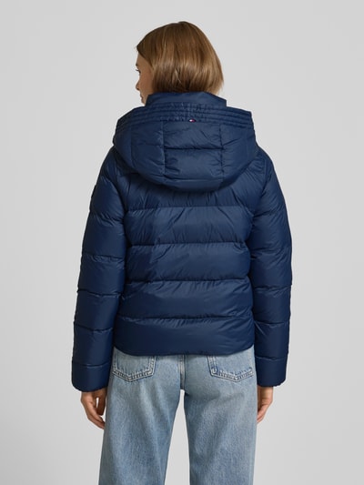 Tommy Hilfiger Kurtka puchowa o kroju regular fit z naszywką z logo Granatowy 5