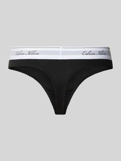 Produktfoto, schwarzer String aus Baumwoll-Mix mit Modal-Anteil Modell 'SCRIPT Thong' von Calvin Klein Underwear vor grauem Hintergrund
