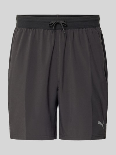 Produktfoto, Shorts mit elastischem Bund und Logo von PUMA PERFORMANCE in Schwarz, Material-Mix mit Stretch-Anteil, Regular-Fit, sichtbare Logo-Details, Bundweite 39 cm, Innenbeinlänge 19 cm, glatte Textur.