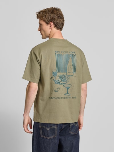 Männermodel trägt Relaxed Fit T-Shirt aus reiner Baumwolle von Marc O'Polo Denim, Optik: Unifarben, Motiv-Print, Ganzkörperansicht Rückansicht