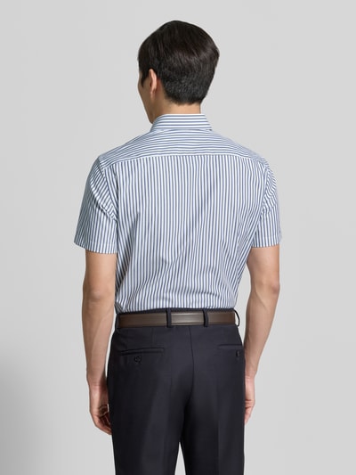 Männermodel trägt Regular Fit Business-Hemd mit Kentkragen von Christian Berg Men, feines Streifenmuster, Reine Baumwolle, Ganzkörperansicht Rückansicht. Rückenlänge 77 cm, Schulterbreite 46 cm, Ärmellänge 22 cm, 1/2-Arm, Knopfleiste, Größe 39/40.