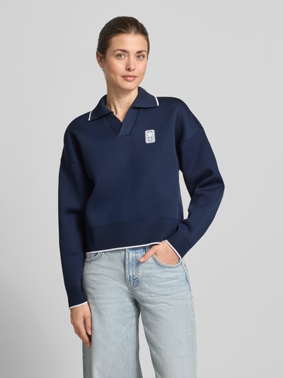 Frauenmodel trägt Regular Fit Sweatshirt mit Kontraststreifen von Lacoste, Damen, Optik: Unifarben, Polokragen, V-Ausschnitt, Langarm, Ärmelabschluss: gerippt, Rumpfabschluss: gerippt, Ganzkörperansicht von vorne.