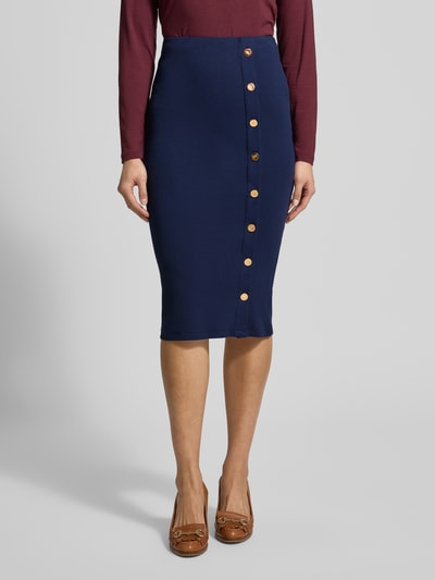 Kobiece model prezentuje granatowy Midirock mit Knopfleiste Modell 'TARVER' od Lauren Ralph Lauren z bawełny z modalem i elastanem, prosty krój, elastyczny pas, guziki, widok z przodu na całe ciało.
