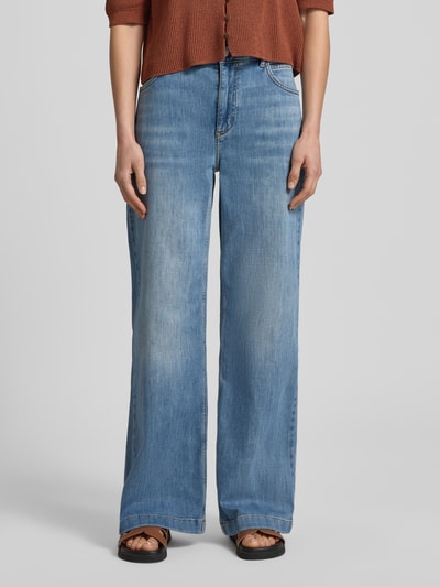 Kobiece model nosi Wide Leg Jeans im Used-Look od Lanius, mieszanka bawełny z dodatkiem streczu, wpuszczane kieszenie, efekt znoszenia, szerokość w rozmiarze 36: 39 cm, długość wewnętrzna nogawki w rozmiarze 36: 80 cm, widok z przodu, ujęcie całej sylwetki.