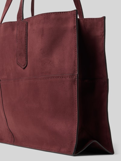 Produktfoto, Shopper met labeldetail model 'AMY' van LIEBESKIND BERLIN, bordeauxrood, suède-look, hoofdvak met drukknoopsluiting, draagband, binnenvak met ritssluiting, breedte 44 cm, lengte 28 cm, diepte 11 cm, schouderbandlengte 61 cm.