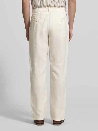 Männermodel trägt Regular Fit Leinenhose mit elastischem Bund von Gant, cremefarben, reine Leinen, Ganzkörperansicht Rückansicht.