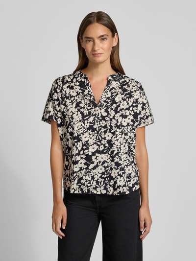 Frauenmodel trägt Damen T-Shirt Regular-Fit T-Shirt aus reiner Baumwolle von Marc O'Polo, schwarzes Blumenmuster, Ganzkörperansicht von vorne.