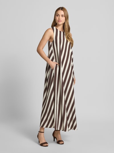 Modelka damska ma na sobie Maxikleid aus Viskose-Mix mit Rundhalsausschnitt od Windsor, paski w brązie i kremie, luźny krój, długość do kostek, szerokie ramiączka, lekka faktura, Szerokość w rozmiarze 36: 47 cm, długość pleców: 135 cm, widok całej sylwetki z przodu.