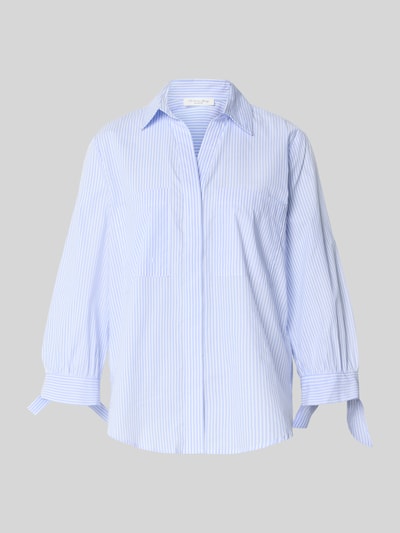 Produktfoto, Regular Fit Bluse mit 3/4-Arm von Christian Berg Woman aus Reine Baumwolle im Allover-Look mit Hemdblusenkragen, V-Ausschnitt und Brusttaschen, gestreiftes Muster in Hellblau und Weiß, strukturierte Oberfläche, Rückenlänge 72 cm, Ärmellänge 50 cm bei Größe 36