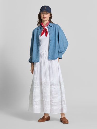 Kobiece modelka nosi Fit and Flare Sommerkleid aus Baumwoll-Mix od Polo Ralph Lauren, biała, jednolita, maxi, okrągły dekolt, ażurowe wstawki, bawełniany materiał, całkowity widok z przodu.
