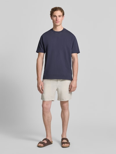 Männermodel trägt Relaxed Fit T-Shirt aus reiner Baumwolle von Marc O'Polo, Optik: Unifarben, Passform: Relaxed-Fit, Label-Schriftzug, Rundhals, Ärmelform: Kurzarm, Materialverarbeitung: Jersey, Herren T-Shirt, Ganzkörperansicht von vorne.