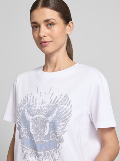 Frauenmodel trägt weißes T-Shirt mit überschnittenen Schultern Modell 'Washa' von MOS MOSH, lockerer Schnitt, Nahaufnahme Oberkörper.
