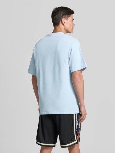 Männermodel trägt T-Shirt mit 1/2-Arm von COLUCCI in Hellblau, Reine Baumwolle, Gerader-Schnitt, Rückenlänge 72 cm, Ganzkörperansicht Rückansicht.