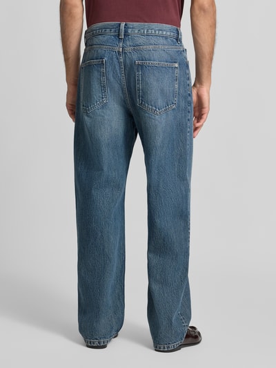 Mannelijk model draagt Baggy Jeans im klassischen 5-Pocket-Look van REVIEW in blauw, puur katoen, 5-pocketstijl, knoop- en ritssluiting, Bandwijdte maat 32: 45 cm, Binnenbeenlengte maat 32: 78 cm, Ganzkörperansicht Rückansicht.