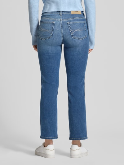 Frauenmodel trägt Jeans mit 5-Pocket-Design von Liu Jo White aus blauem Baumwoll-Mix mit Stretch, Slim Fit, Ganzkörperansicht Rückansicht.