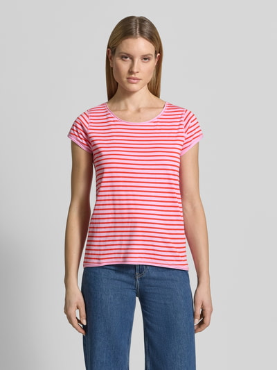 Frauenmodel trägt T-Shirt mit Streifenmuster und Rundhalsausschnitt von Christian Berg Woman aus Reine Bio-Baumwolle im Regular-Fit, Damen T-Shirt in Rosa und Weiß, Rückenlänge bei Größe S 69 cm, Ganzkörperansicht von vorne.