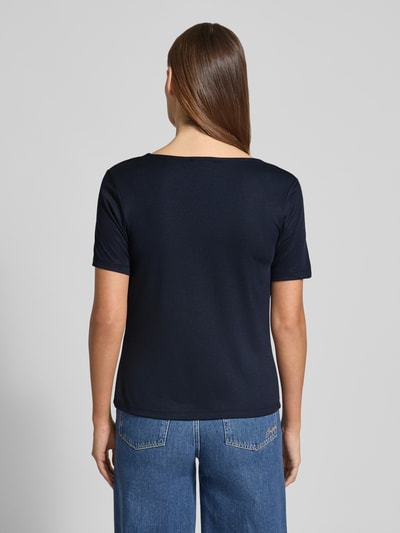 Vrouwenmodel draagt T-Shirt met Waterfall-hals van More & More, effen donkerblauw, viscosemix, regular fit, ruglengte 56 cm, volledige lichaamsweergave achteraan.