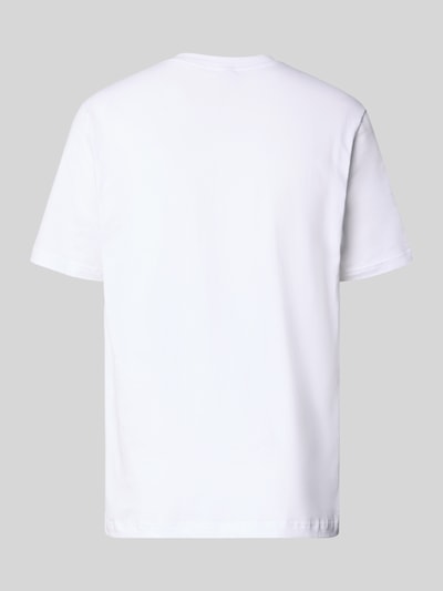 Produktfoto, weißes T-Shirt mit geripptem V-Ausschnitt von Schiesser aus reiner Baumwolle im Regular-Fit, glatte Struktur, Herren T-Shirt