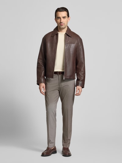 Männermodel trägt Hose mit Bügelfalten Modell 'CIBEPPE' von Cinque aus Material-Mix mit Viskose-Anteil, Slim Fit, Ganzkörperansicht von vorne.