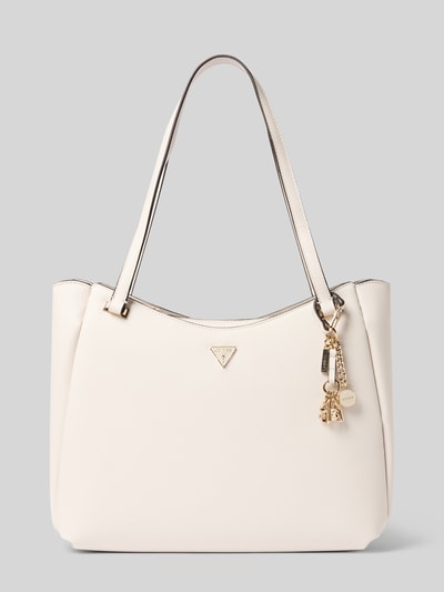 Produktfoto, Tote Bag aus Leder-Imitat Modell 'Gilda' von GUESS in Creme mit goldfarbenem Logo-Detail, strukturierte Oberfläche, Hauptfach mit Reißverschluss, schmale Schulterriemen, Maße 38x28x14 cm, Schulterriemen 64 cm lang.