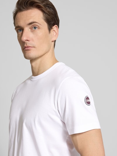 Männermodel trägt Regular Fit T-shirt aus puur katoen von Colmar Originals in wit met ronde hals, kortärmelig, Nahaufnahme Oberkörper.